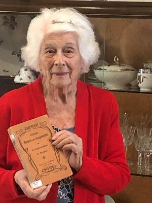 Ursula Meyer mit dem restituierten Buch 