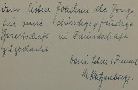 Man sieht folgende Widmung: Dem lieben Joachim de Jonge, für seine ständige & freudige Bereitschaft, in Freundschaft zugedacht.  Dein Lehrer & Freund M Katzenberg.  aus dem Buch “Bilder und Klänge. Unterhaltendes und Belehrendes für die Jugend“ 