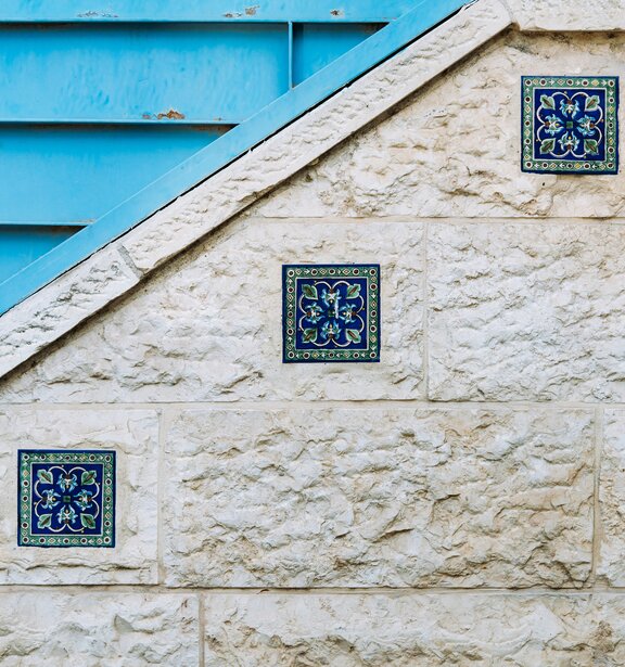 Mauer mit Ornamenten in Israel