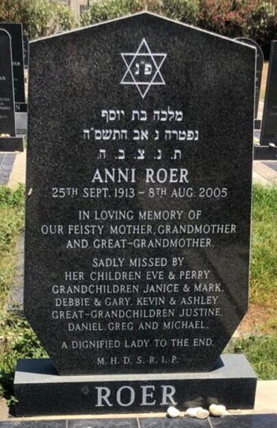 Der Grabstein von Anneliese Roer geborene Beerman, er ist aus einem schwarzen Stein der auf einem Sockel aus demselben Material auf dem der Familienname ROER eingraviert ist. Auf dem Grabstein ist neben einem Davidstern und Hebräischer Inschrift folgendes eingraviert: ANNI ROER 25th Sept.1913-8th Aug.2005; In loving Mermory of our feisty Mother, Grandmother and great-grandmother. Sadly missed by her Children Eve & Perry Grandchildren Janice & Mark, Debbie & Garry, Kevin & Ashley. Great-Grandchildren Justine, Daniel, Greg and Micheal. A dignified Lady to the End. M. H. D. S. R. I. P.