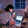 Eine junge Frau sitzt in einem dunklen Zimmer vor ihrem Laptop, auf welchem das Wort "Medientagebuch" steht. In der Hand hält sie ihr Handy