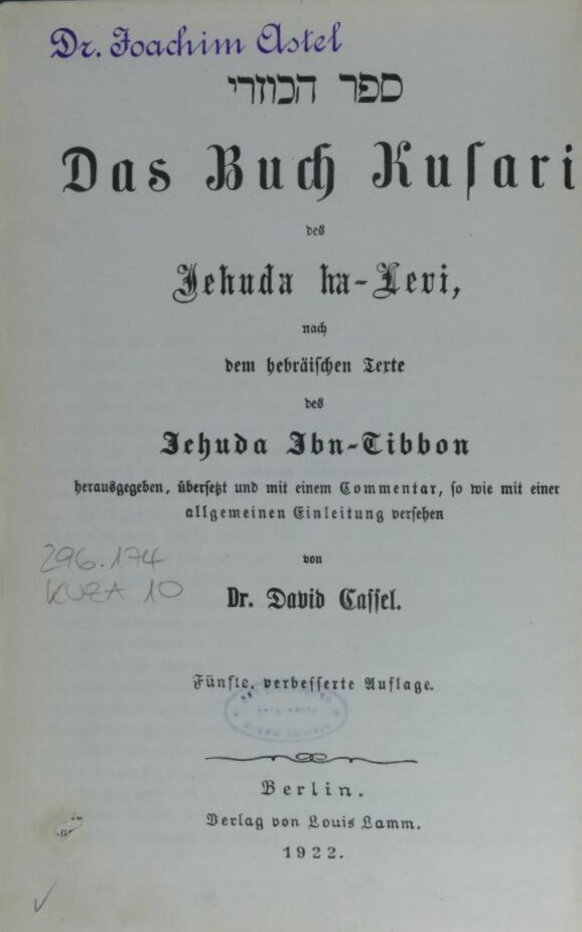 Titelseite des Buches Kusari aus dem Besitz von Dr. Joachim Astel. Weiter ließt man Das Buch Kusari von Jehuda ha Levi nach dem hebräischen Texte des Jehuda Ibn-Dibbon herausgegeben, übersetzt und mit einem Commmentar, so wie mit einer allgemeinen Einleitung versehen von Dr. David Dassel. Fünfte verbesserte Auflage. Berlin. Verlag von Louis Lamm. 1922.