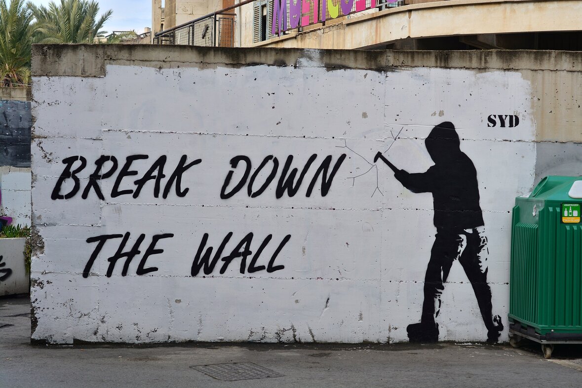 Mauer, Graffiti: "Break Down The Wall"