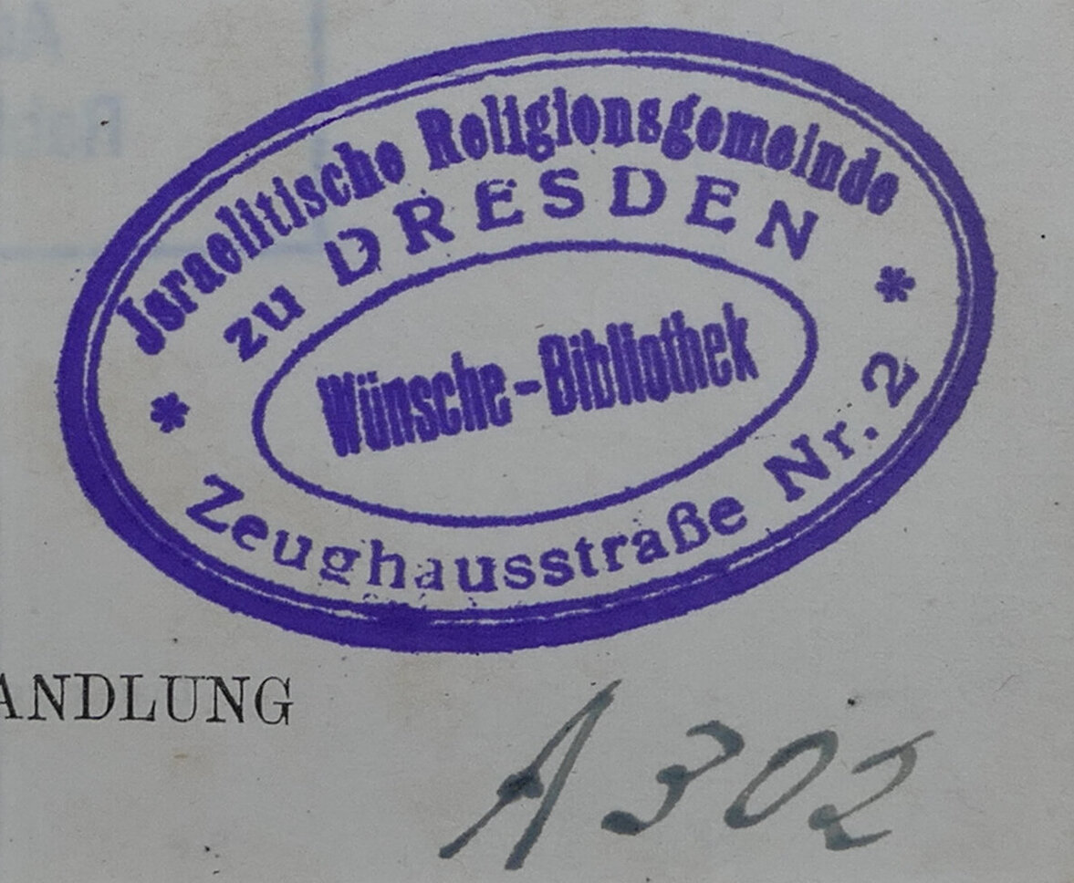 Stempel der Israelitischen Religionsgemeide zu Dresden. Der Text befindet sich in einer Ovalform und um eine kleinere weitere Ovalform herum. Weiterer Text ist Zeughausstraße Nr. 2 und innerhalb der mittigen Ovalform steht Wünsche-Bibliothek. Außen sieht man nochmal die Signatur in schwarzer Tinte A 302
