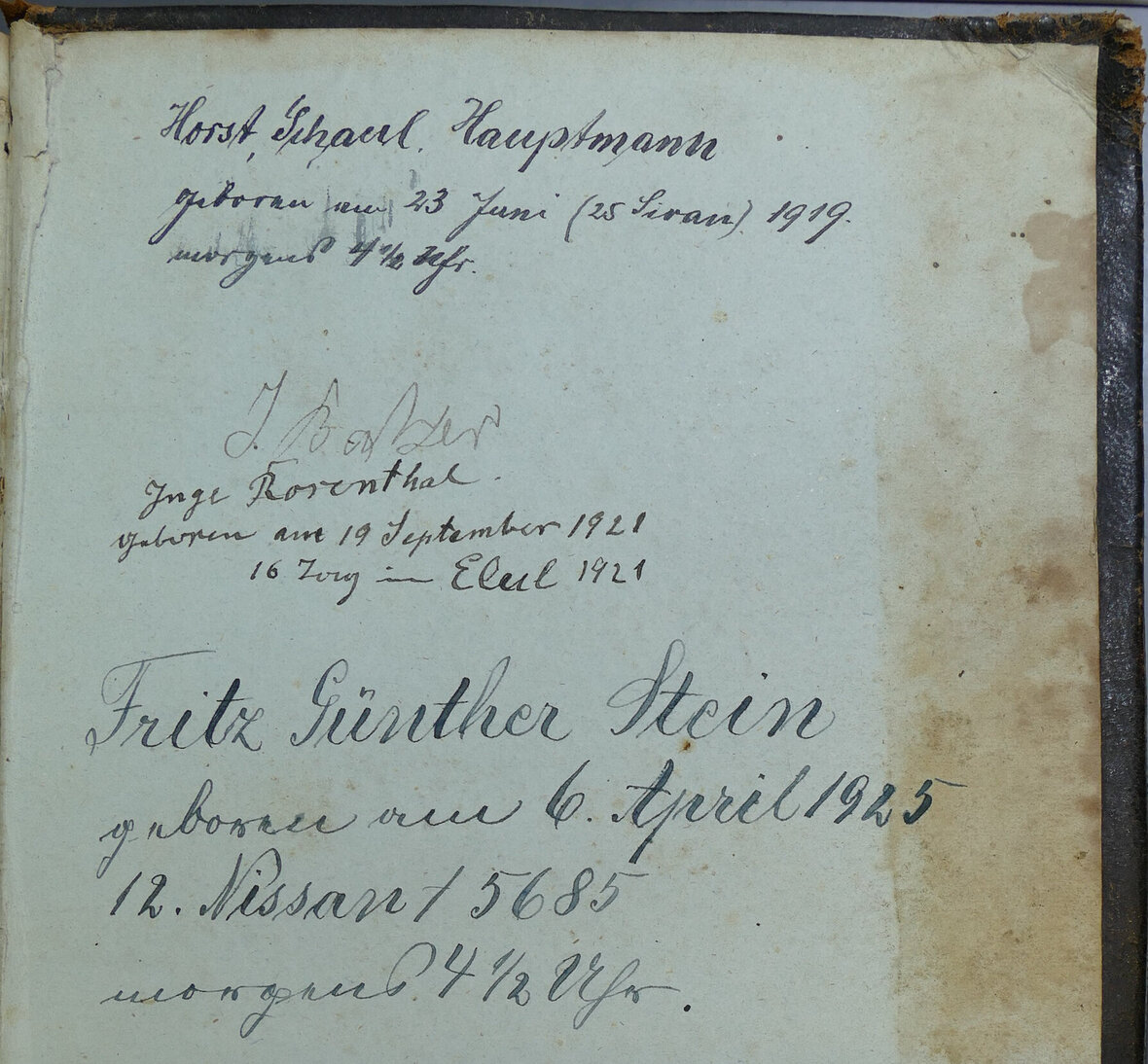 Eintragung in Band 4, Sefer Bamidbar (Buch Numeri) von Familienereignissen: Horst Schaul Hauptmann geboren am 23. Juni (25. Sivan) 1919. morgens 4 1/2 Uhr  Inge Rosenthal [Rosenthal getilgt und darüber:] I. Balzer geboren am 19. September 1921 16 Tag im Elul 1921  Fritz Günther Stein geboren am 6. April 1925 12. Nissan 5685 morgens 4 1/2 Uhr. 