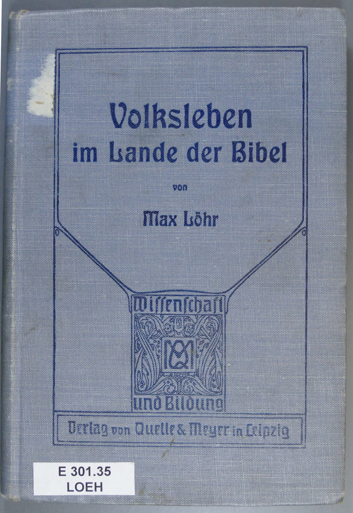 Man sieht die Titelseite eines Buches mit dem Titel: Volksleben im Lande der Bibel von Max Löhr. Die Titel Seite sowie Schrift ist in einem blauton gehalten. Desweiteren erkennt man den Text Wissenschaft und Bildung sowie den Verlagstext Verlag von Quelle & Meyer in Leipzig